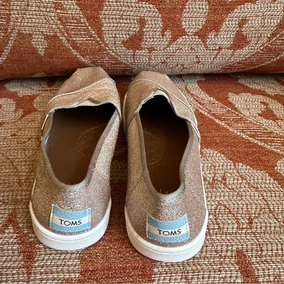 🌟3/$20🌟 GIRLS Gold Glitter Toms size 3 - Picture 3 of 6